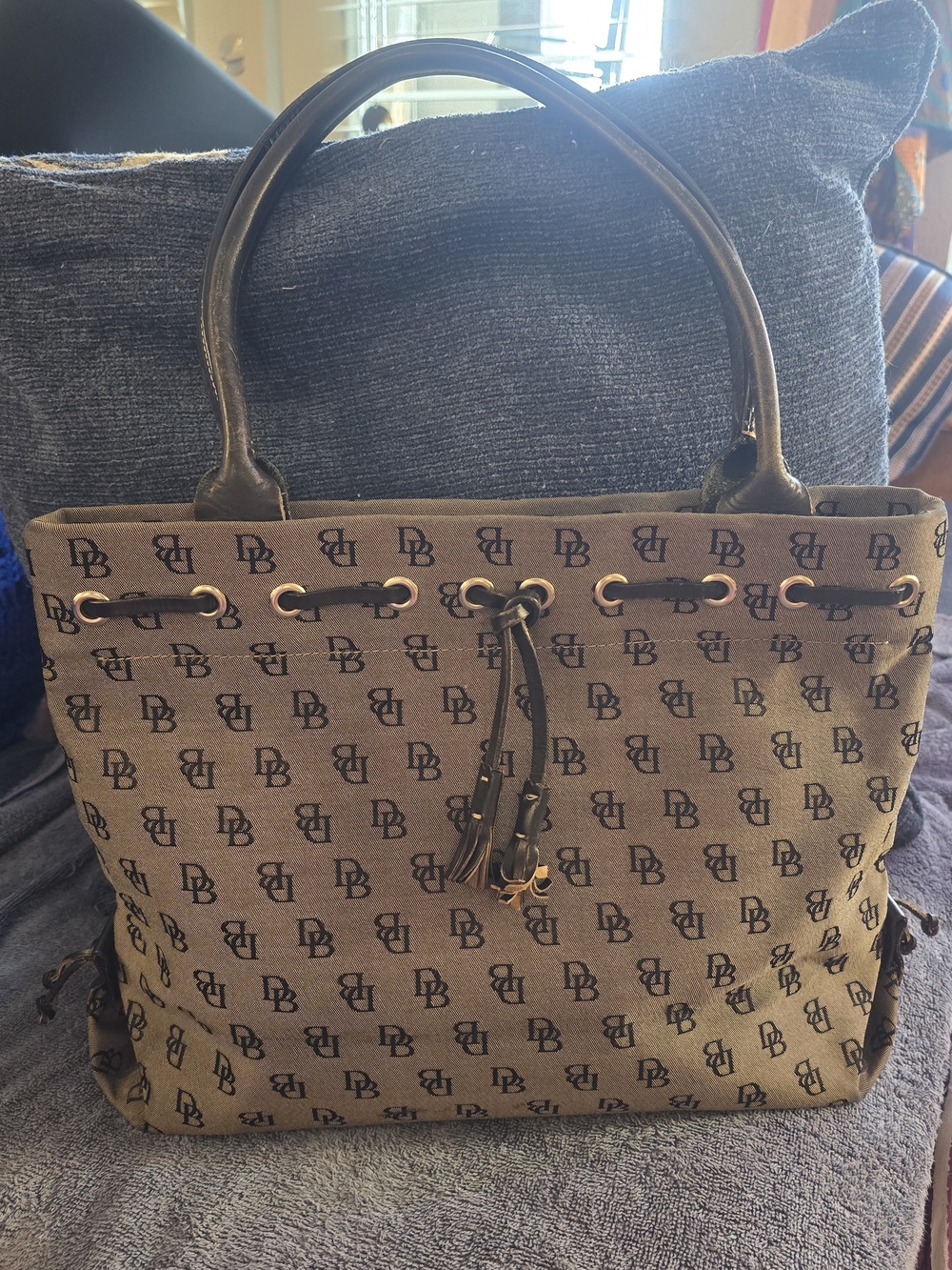 👜 Dooney & Bourke Vintage Signature Monogram Tassel DB Logo Canvas Tote Bag